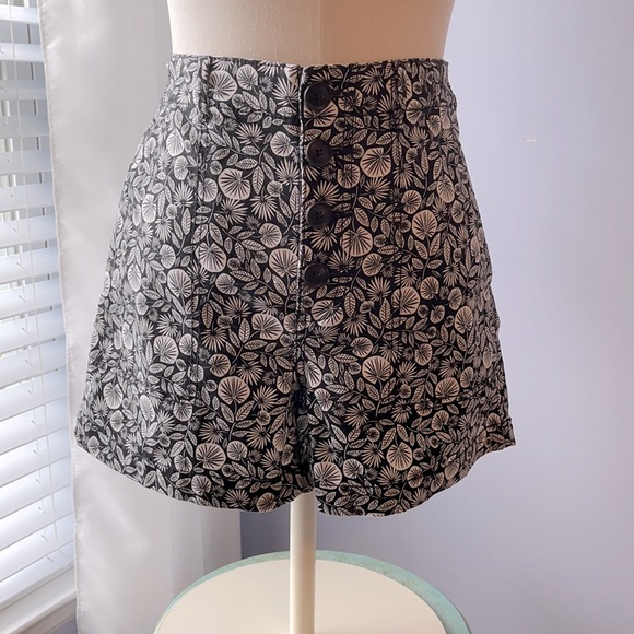 NEW BUTTON FRONT STRUCTURED SHORTS IN PALM LEAF - Picture 1 of 9